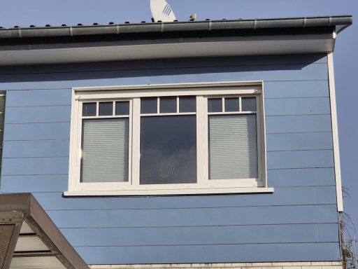 Fenster mit Sprossen, Lüftung Air, 3-Fachverglasung , Salamander 82 (Außenansicht) Fenstersanierung 3-Fach mit Lüftungsair, Montage nach RAL